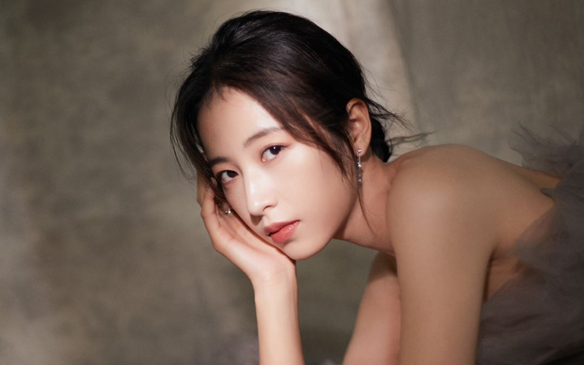 _趣味龙舟比赛:激荡江面团结协作_,龙舟表演赛